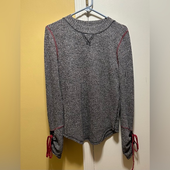 FREE PEOPLE (L) CIRCLE HEM MARBLED BLACK/WHITE LONG SLEEVE TOP WITH RED TRIM. - Picture 1 of 7